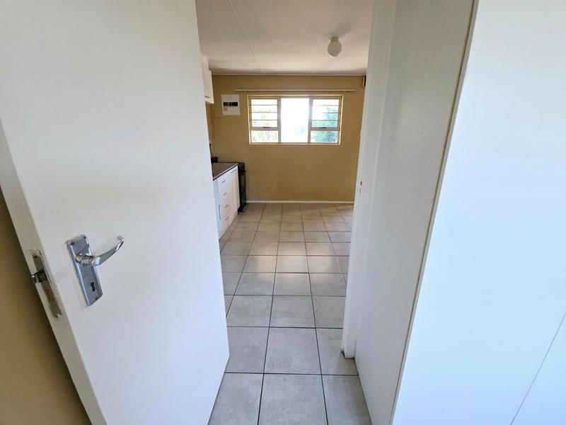 To Let 1 Bedroom Property for Rent in Oakglen Western Cape